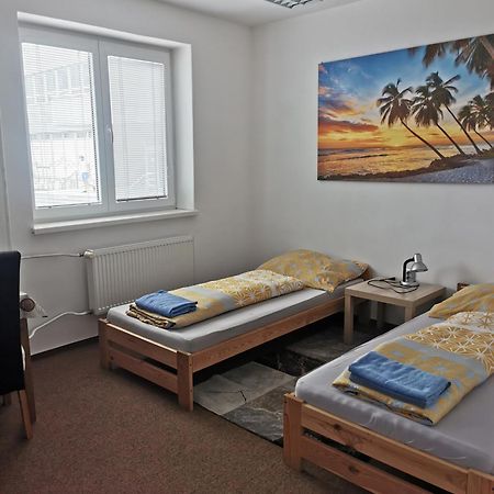 Living Bratislava By The Bus Station Hostel Екстериор снимка