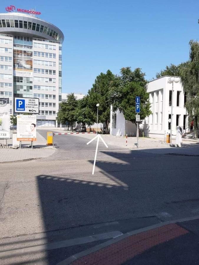 Living Bratislava By The Bus Station Hostel Екстериор снимка